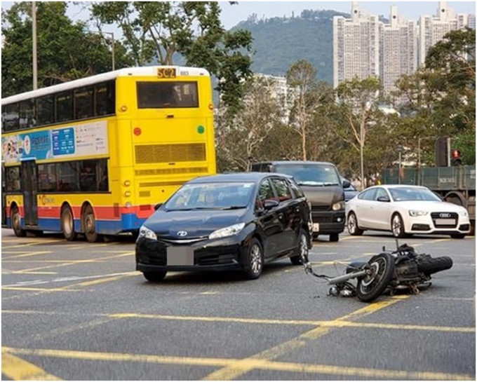 電單車意外後橫亙在路中央。圖:網民Wendy So‎香港突發事故報料區