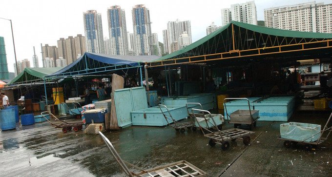 香港仔魚類批發市場對開海面有漁船沉沒。（資料圖片）