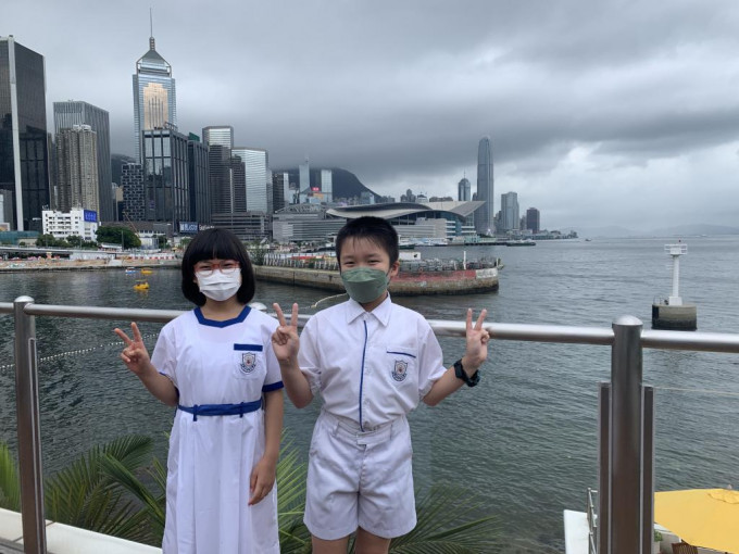 香港游艇会慈善基金会于回归帆船赛揭幕战，邀请仁济医院蔡衍涛小学的学生到场观战。