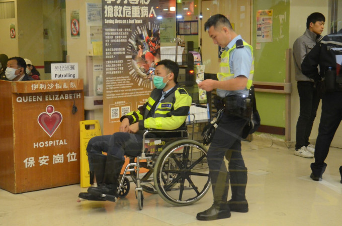 追截期間，一名警員腳部受傷，送院治理。