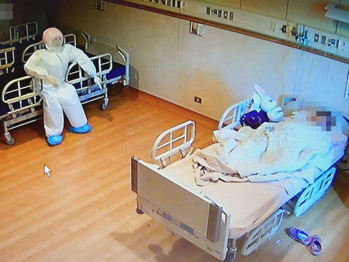 吹气公仔如真人高被放在婆婆的病房内。fb