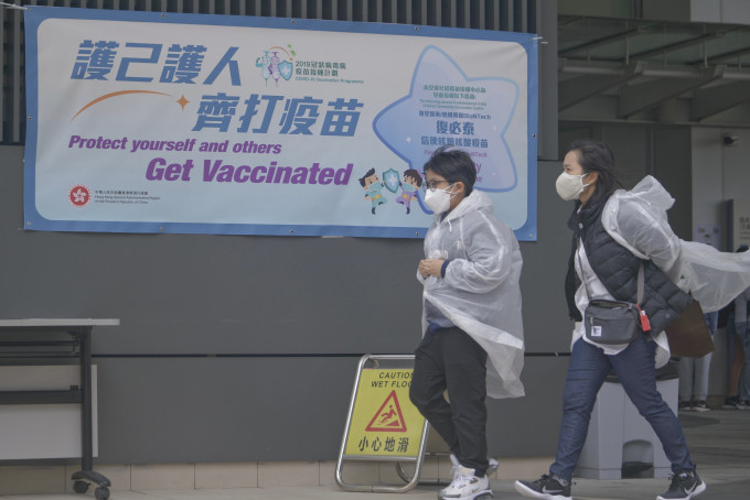 香港完成兩劑疫苗接種的人佔總人口68.8%，略高於美國的64%，但完成第3劑接種的，只有18.5%，遠低於美國的27%。