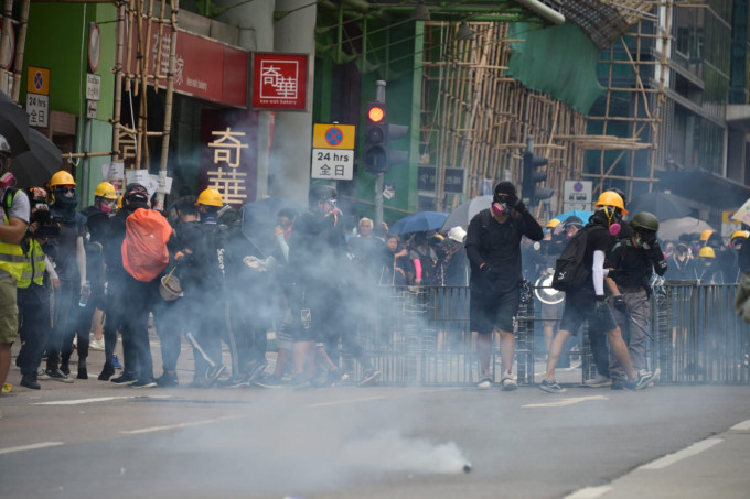本港示威者经常会佩戴头盔面罩防毒面具。资料图片