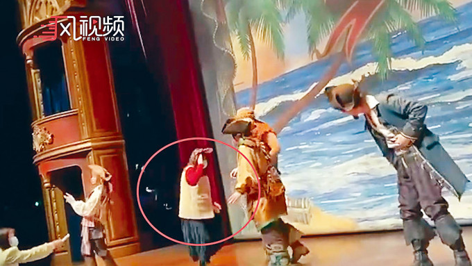 ■一名女子在上海迪士尼襲擊劇場演員。