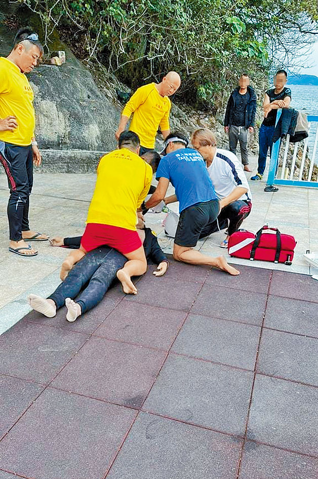 救生員在銀綫灣為昏迷事主急救，惜送院後終告不治。
