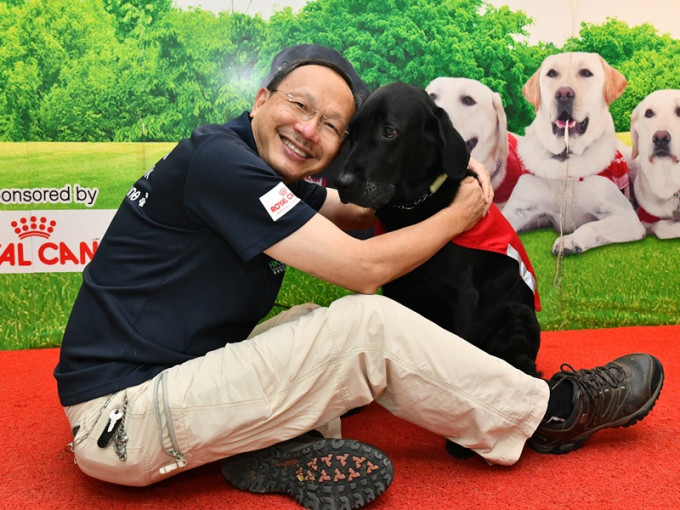 香港導盲犬服務中心主席張偉民花費十年時間，終於成功覓地建立全港首所導盲犬訓練學校。