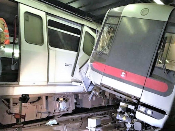 港铁去年撞车事故，令信统系统更换工程全部延期。资料图片