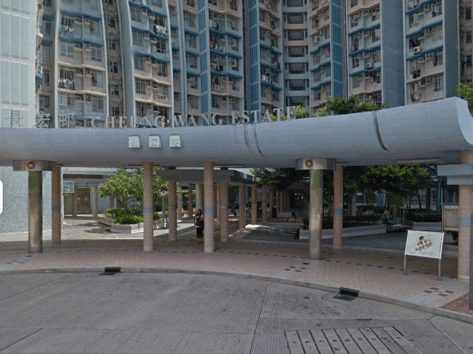 警方凌晨在青衣長宏邨巡邏截獲可疑私家車。網圖