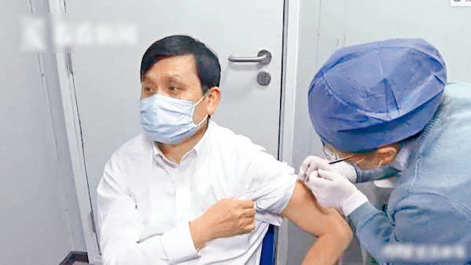 ■上海專家張文宏接種疫苗。