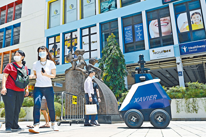 新加坡内政部科学技术局试验机械人巡逻商场，提醒民众在疫下保持社交距离。