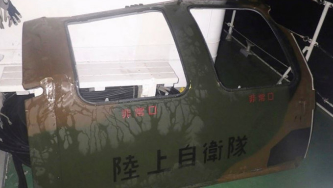 失踪的日本陆上自卫队黑鹰直升机传出今日（16日）找到主要机体残骸。图为日前找到的直升机门板。（美联社、日本海上保安厅提供）