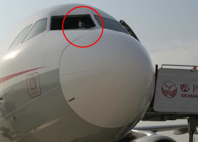 四川航空一架客机在飞行期间挡风玻璃破裂。 网图