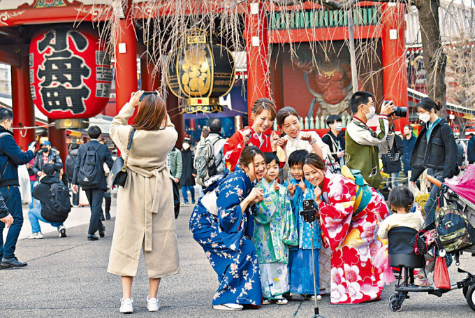 日本桥小舟町布满游客身影，不少人更特意租借和服打卡。