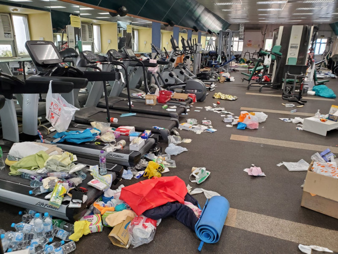 健身室一地雜物和垃圾，凌亂不堪。
