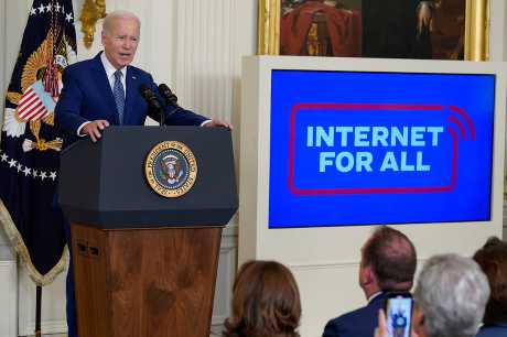 拜登在白宮東廳舉行有關高速互聯網基建的活動上發言。 美聯社