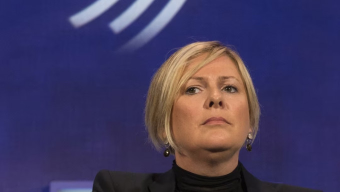 托馬斯多蒂爾（Halla Tomasdottir）為擊敗前總理雅各布斯多蒂爾成為新總統。路透社