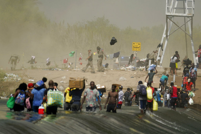 海地人出现在美国的边境，伺机入境。美联社图片