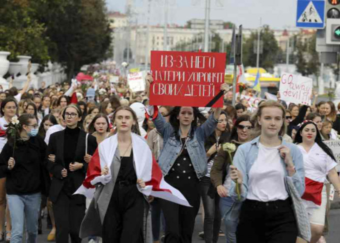 约5000名妇女发起游行走上明斯克街头。AP