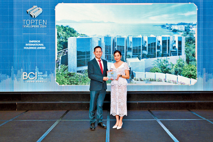 英皇國際楊政龍（左）表示，集團被評為「BCI Asia香港十大地產發展商」感到十分高興。
