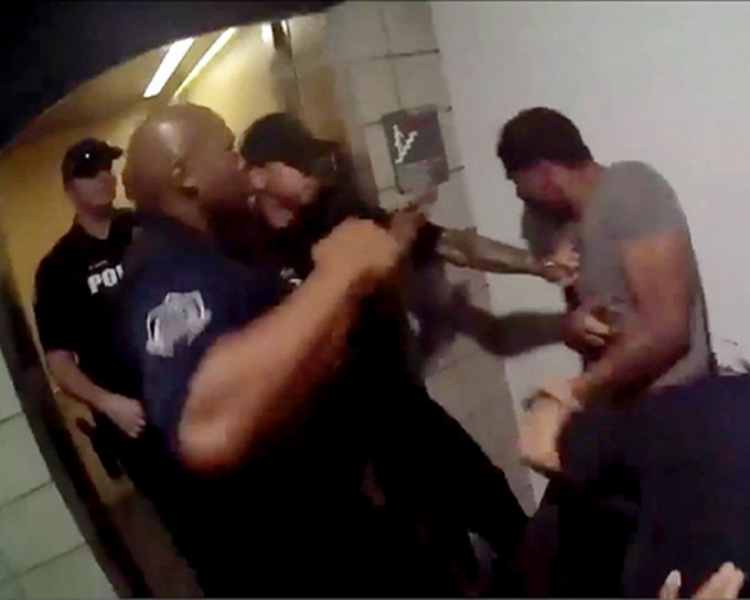 数名警员开始对约翰逊拳打脚踢，其中一人甚至还多次朝其头部挥拳。AP