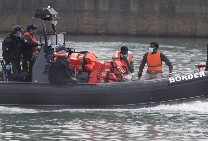 近期有量偷渡者乘船從法國橫渡多佛海峽前往英國。AP