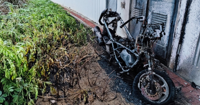 電單車被燒成廢鐵。
