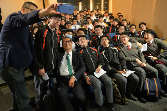 陳茂波與出席的學生合照。