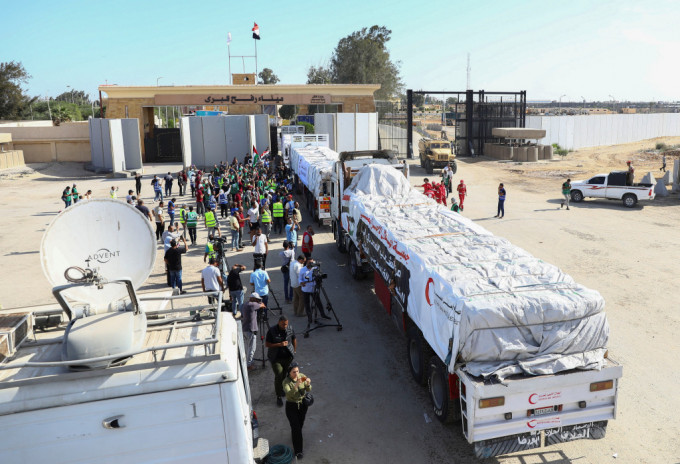 33輛卡車周日經拉法口岸駛入加沙，是自從這輪以巴衝突以來抵達加沙的最大規模運送救援物資車隊。路透社