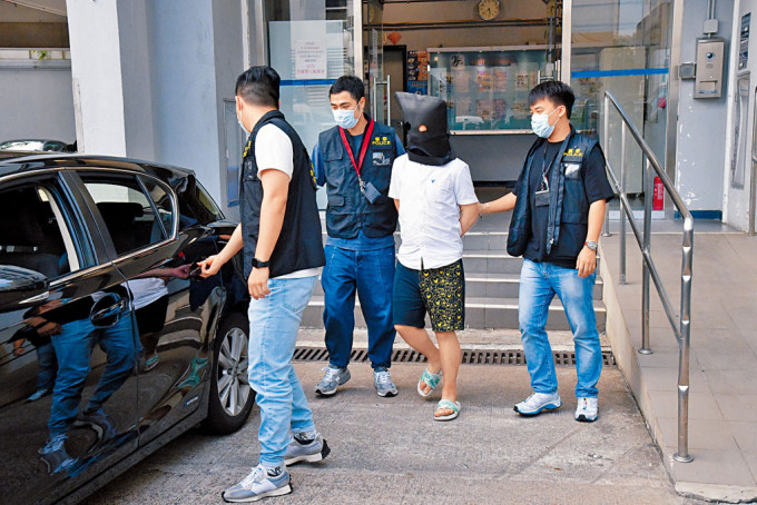 被告跳巴士逃脱后，被警方于屯门拘捕。