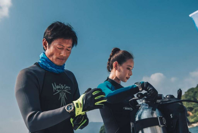 黄德斌与余晓彤化身海洋大使，参与Save The Ocean「捉鬼网」行动。」