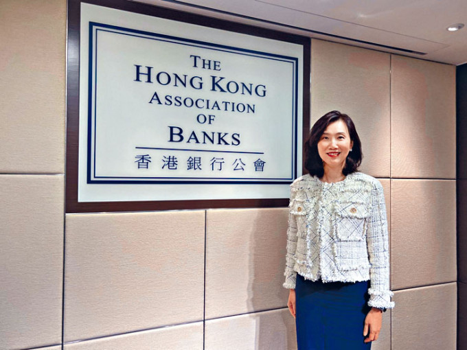 香港銀行公會主席禤惠儀表示，料今年本港整體銀行業貸款有中單位數增長，表現較去年佳。