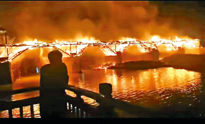 中国最长木拱古廊桥万安桥前天失火，火光熊熊。
