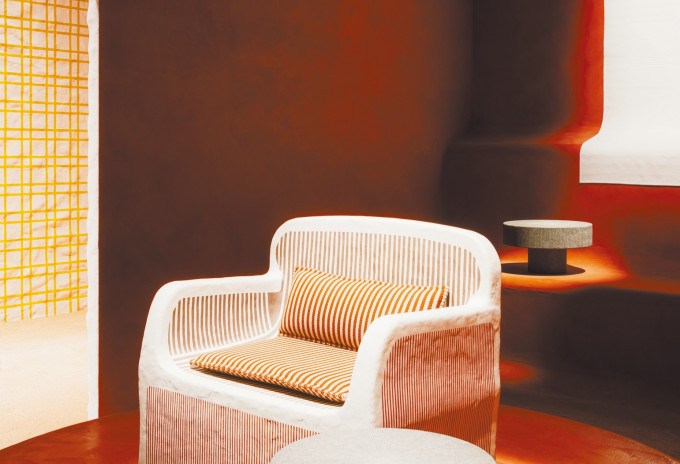 SILLAGE D’HERMÈS扶手椅由Studio Mumbai的建築師設計，利用櫸木製成框架及再生紙包覆，上面的微纖維茄士咩椅墊以FSC（森林管理委員會）認證木材製造。