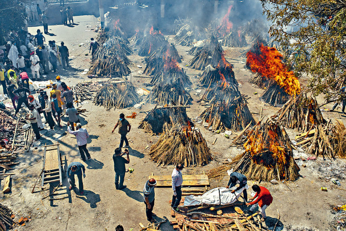 ■新德里一個空地闢為新冠死者的集體火葬場。　