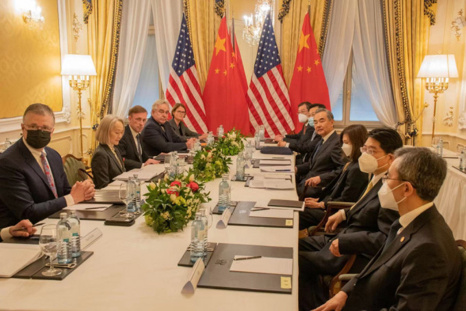 中共中央政治局委员、中央外办主任王毅（右四）与美国总统国家安全事务助理沙利文（左三）在奥地利维也纳会晤。新华社图片