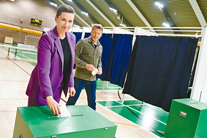 丹麥首相弗雷德里克森昨日由夫婿陪同到票站投票。