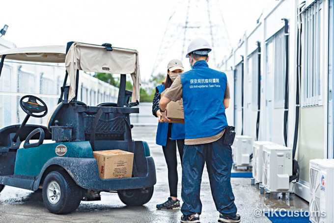 保安局安排十輛「關愛小車」，協助關員在元朗潭尾社區隔離設施派發物資。