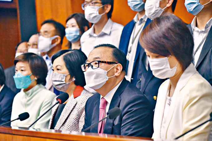 廖长江（前排右二）表示，未来特首须解决香港深层次问题。
