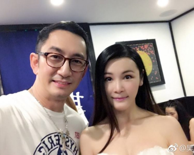 吴启华与白滑美女合照。