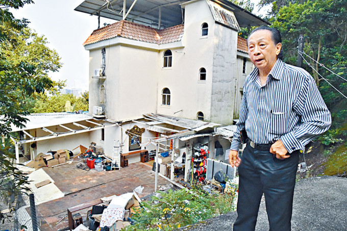 「石雕大王」汪裕祖，遭地政處拆卸官地上搭建的木屋。
