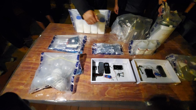 警方搜出的炸药、装置及化学品