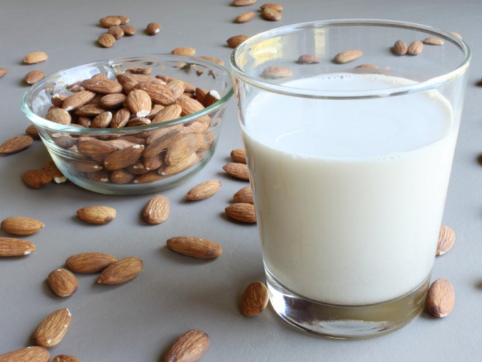 杏仁奶的蛋白質量及鈣含量普遍較牛奶低。網圖