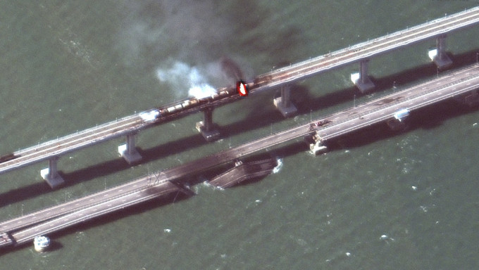 橫跨克赤海峽（Kerch Strait）的克里米亞大橋（Crimean Bridge）8日發生爆炸。AP圖片
