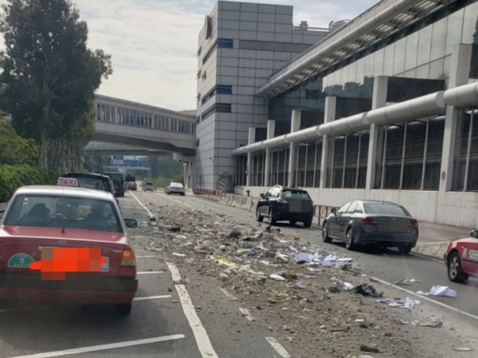 石屎廢料散落馬路阻路。馬路的事 網民:Edwin Ying Fai