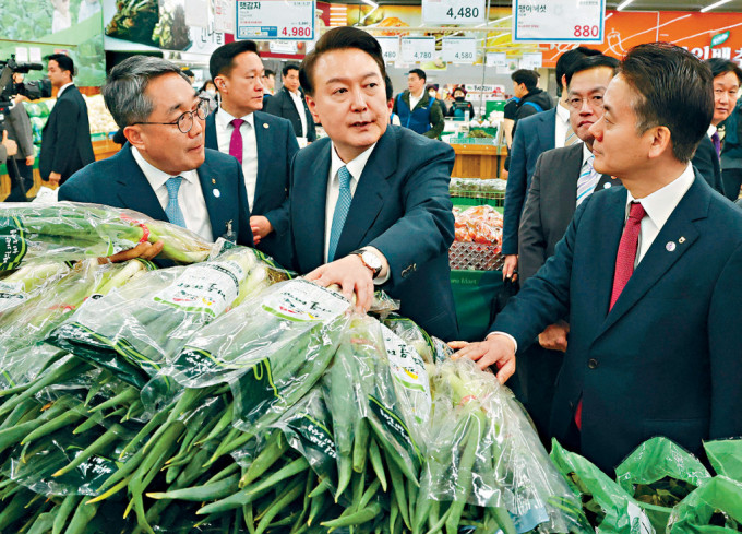 南韩总统尹锡悦3月18日到访首尔一间商店，查看葱价。