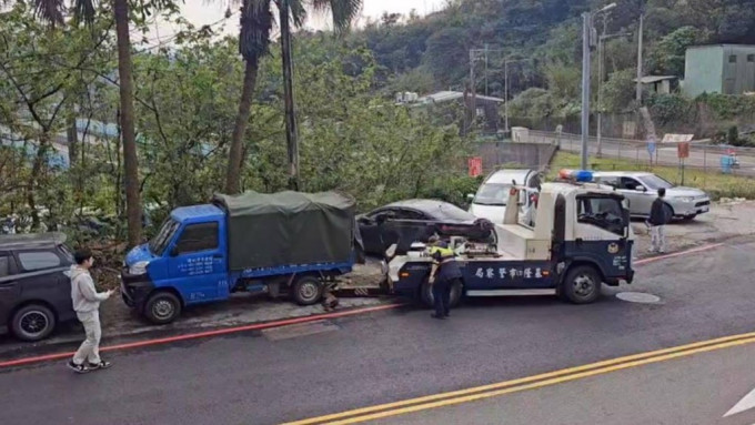 警方拖走發現屍體的貨車調查。中時