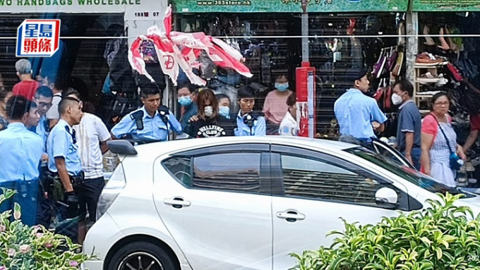 警方拘捕一名男子及搜车。fb：香港突发事故报料区及讨论区