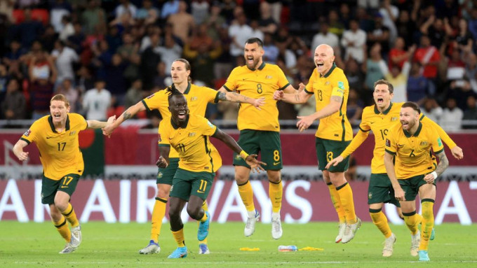 澳洲球员奔跑庆祝晋级决赛周。 Reuters