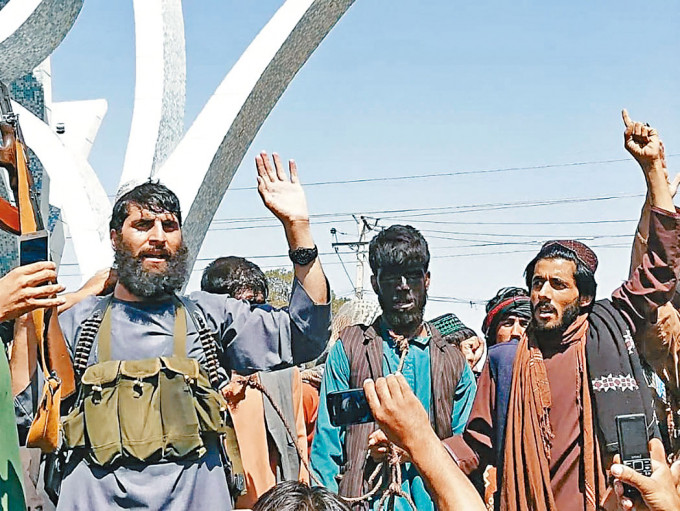 ■塔利班分子在赫拉特市把「盜賊」塗上油漆遊街示眾。
