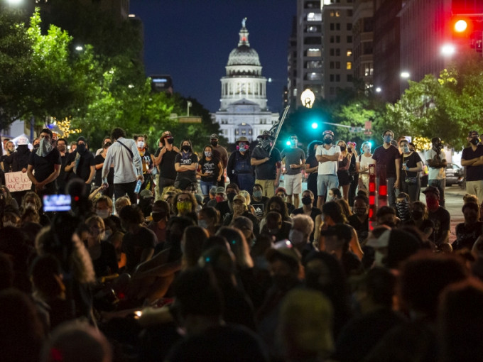 美国得州奥斯汀市民众悼念被枪击的示威者。AP